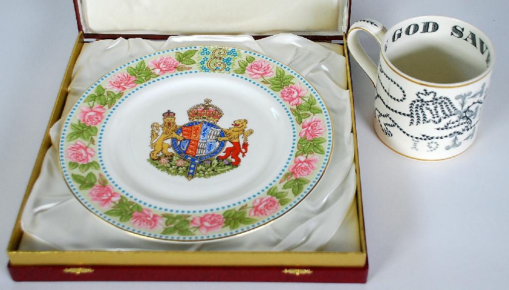 Appraisal: BOXED LIMITED EDITION MULBERRY HALL ROYAL COMMEMORATIVE CHINA PLATE No