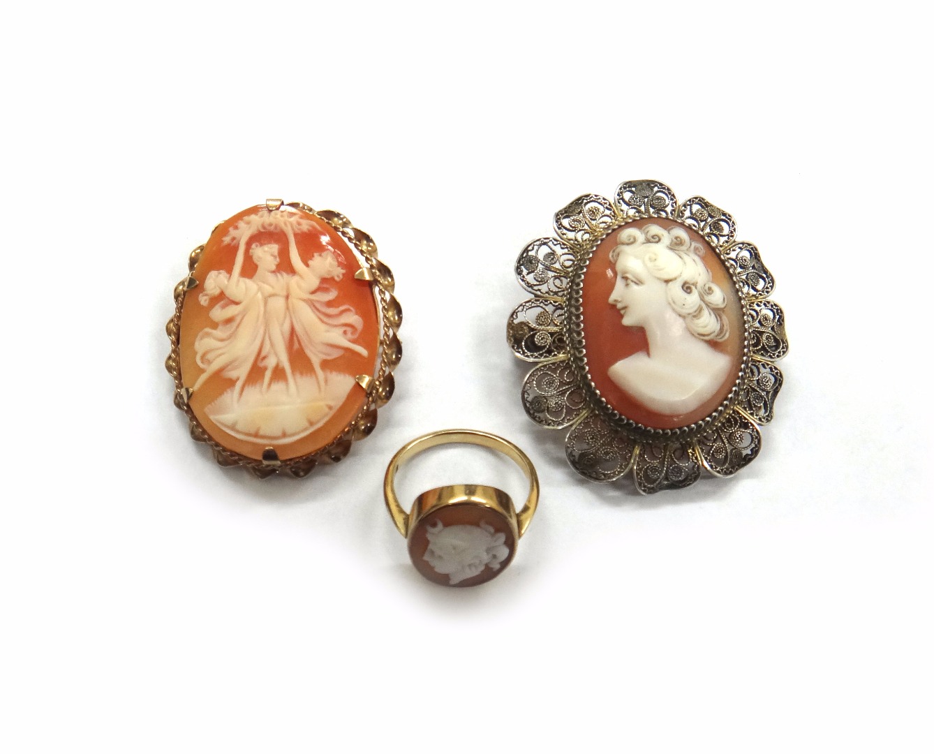 Appraisal: Three oval shell cameos comprising an early th century gold