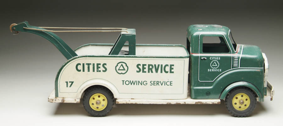 Appraisal: MARX CITIES SERVICE TOW TRUCK Green and red lithographed cab