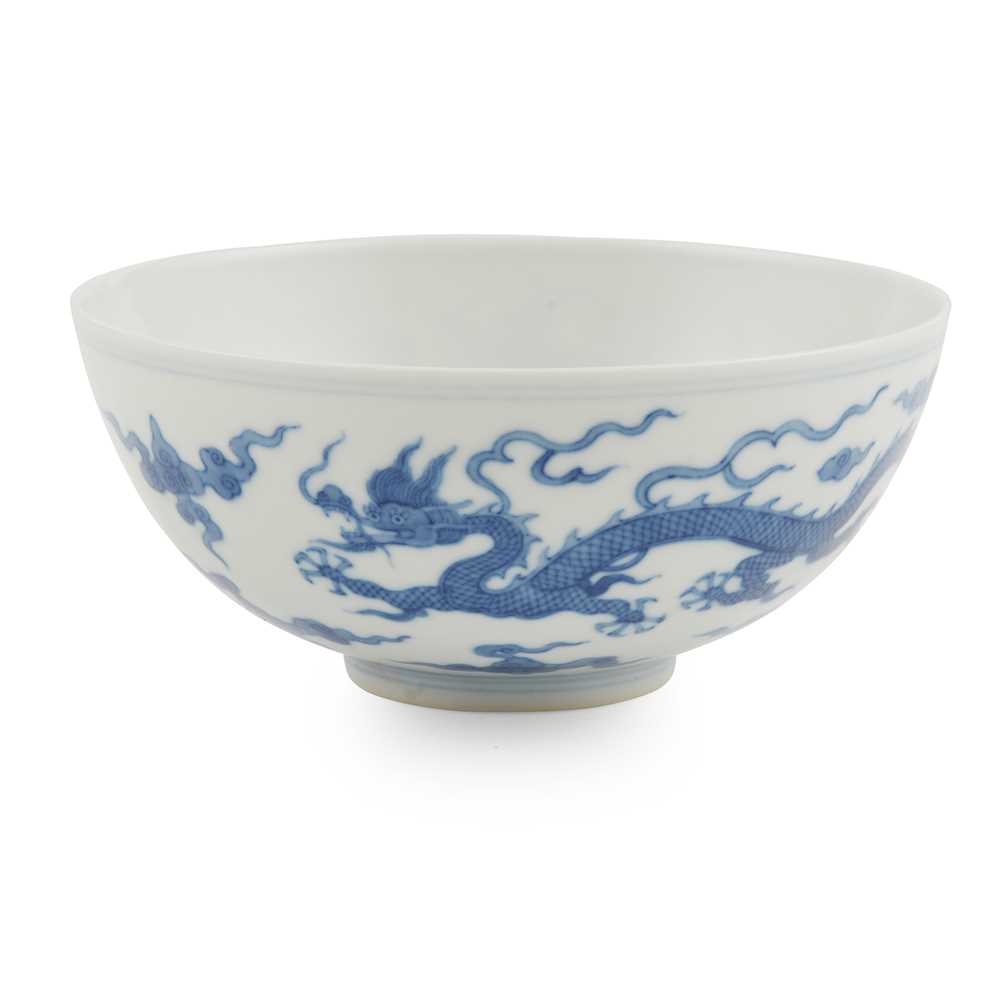 Appraisal: BLUE AND WHITE 'DRAGON' BOWL TH- TH CENTURY the exterior