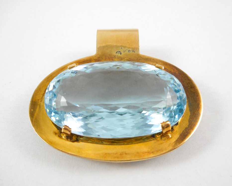 Appraisal: AQUAMARINE AND FOURTEEN KARAT GOLD PENDANT The heavy yellow gold