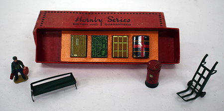 Appraisal: A HORNBY SERIES RAILWAY ACCESSORIES SET NO complete and in