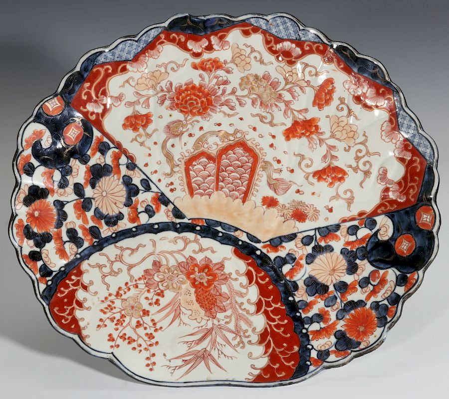 Appraisal: A TH CENTURY IMARI PORCELAIN OVAL PLATTER Segmented reserves with