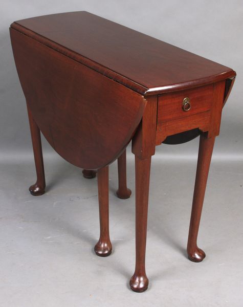 Appraisal: th Century American Queen Anne mahogany drop-leaf single-drawer table with