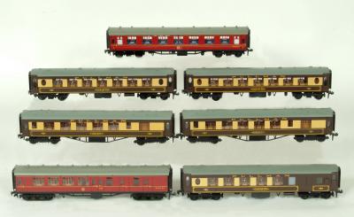 Appraisal: Hornby Dublo Super Detail Pullman cars comprising two and two