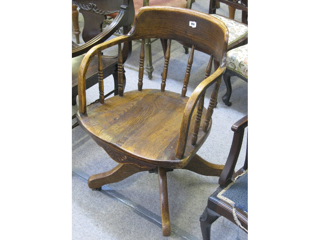 Appraisal: Oak spindle back swivel armchair