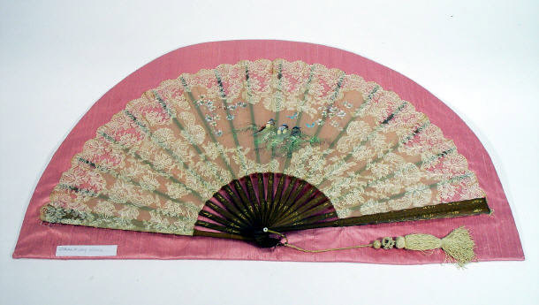 Appraisal: Large Chantilly lace fan with pierced and gilded wooden guardsticks