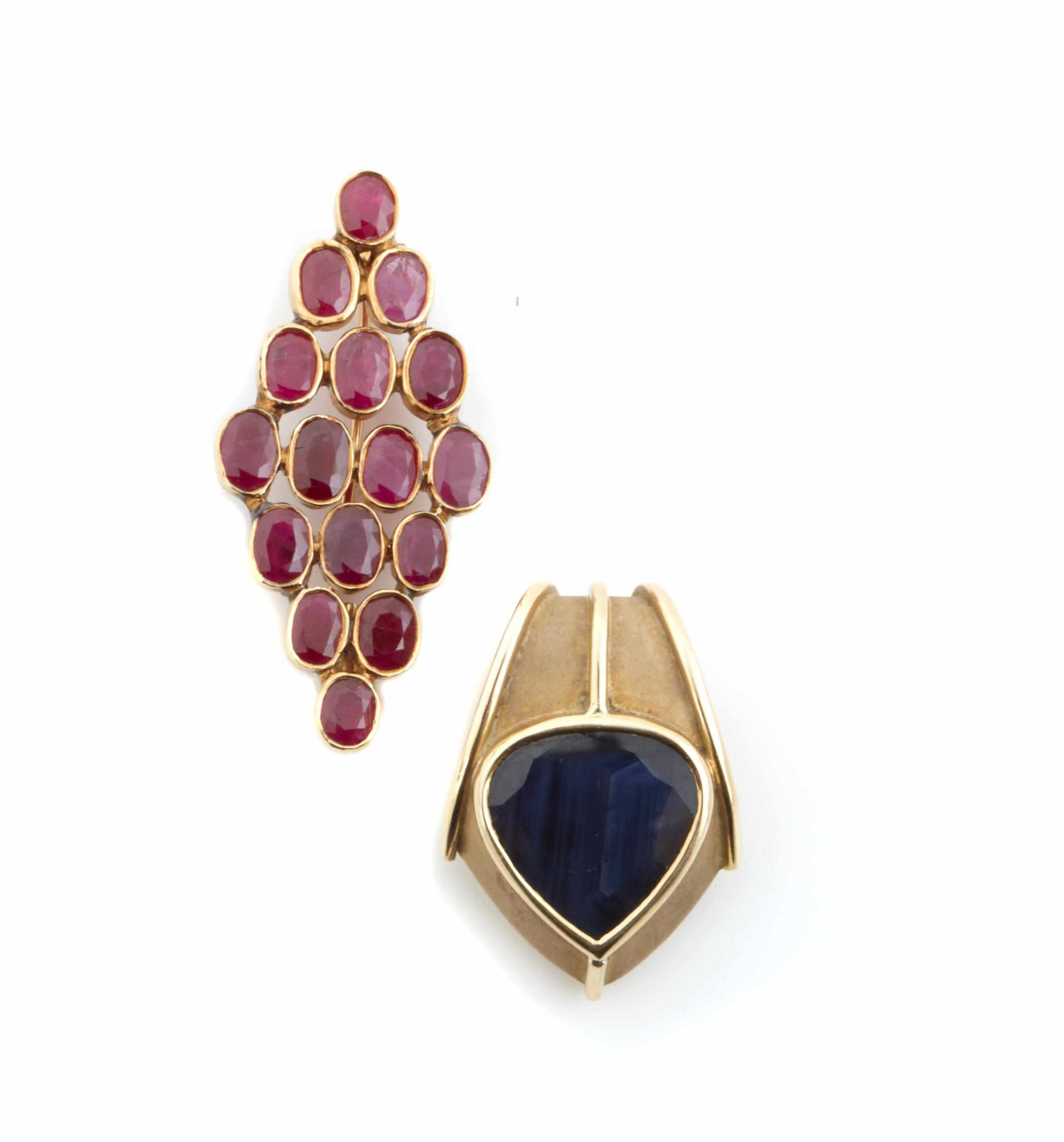 Appraisal: A pear shape sapphire and gold slider with a ruby