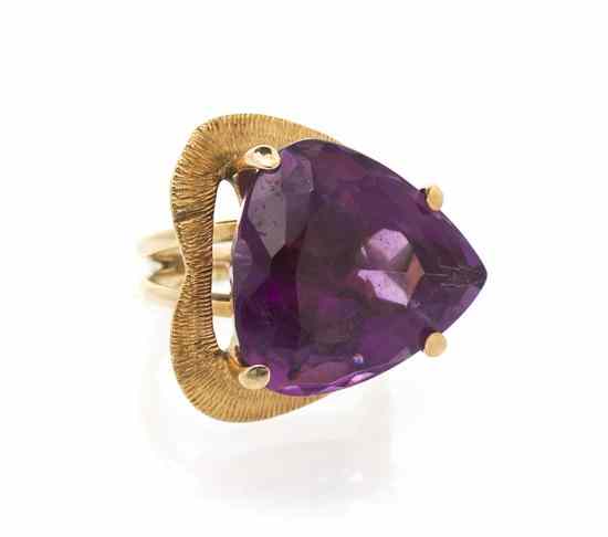 Appraisal: A Karat Yellow Gold and Amethyst Ring containing one heart