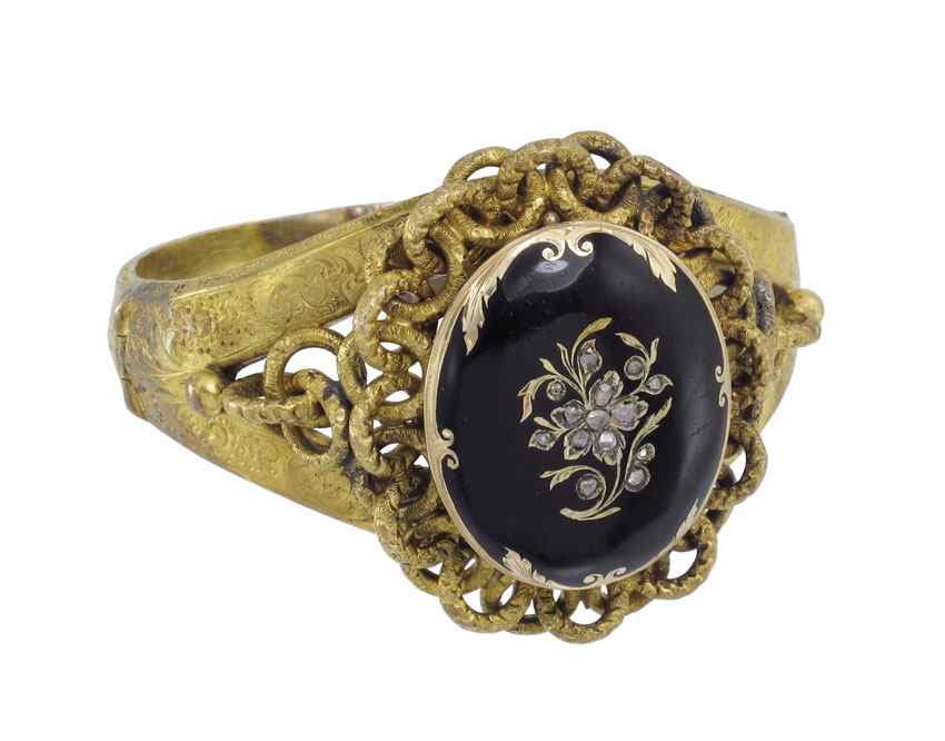 Appraisal: K GOLD VICTORIAN LOCKET BRACELET K yellow gold heavily engraved