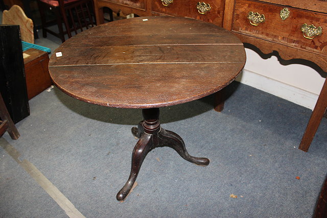 Appraisal: A GEORGE III OAK CIRCULAR TILT TOP TRIPOD TABLE cm