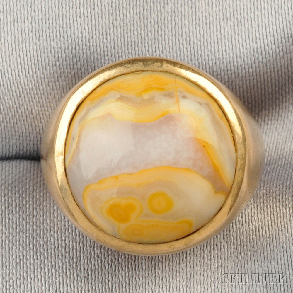 Appraisal: kt Gold and Hardstone Ring set with a cabochon hardstone