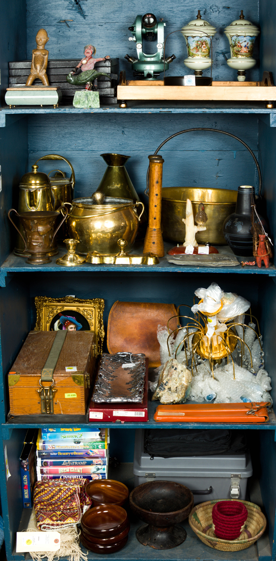 Appraisal: AN ASSORTMENT OF ASSOCIATED DECORATIVE ITEMS An assortment of associated