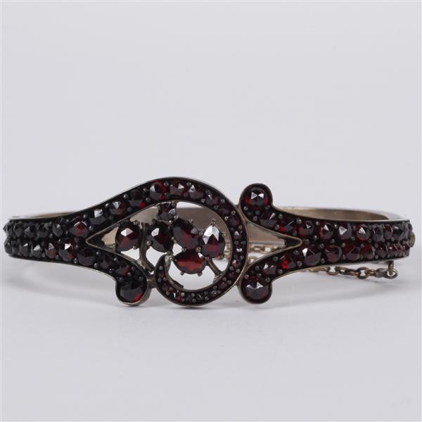 Appraisal: Antique Late Victorian Edwardian garnet hinged bangle bracelet inner width