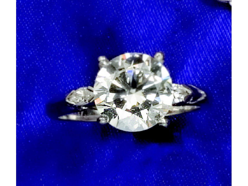 Appraisal: DIAMOND RING Platinum engagement ring set with one round brilliant