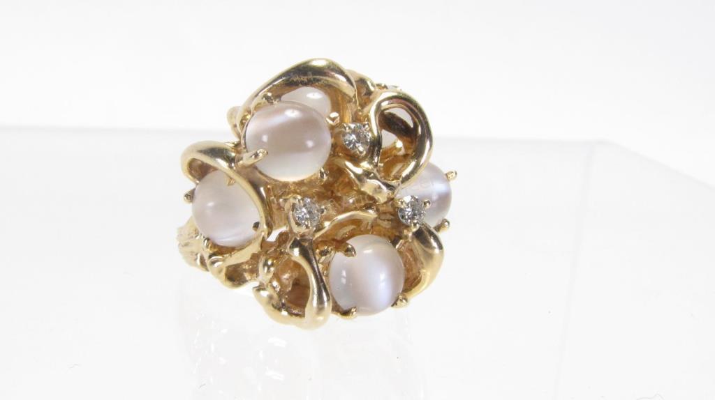 Appraisal: A heavy K yellow gold ring with three round white