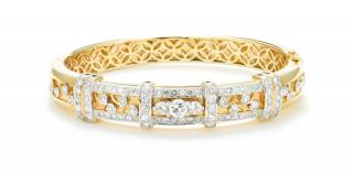 Appraisal: A YELLOW GOLD DIAMOND BANGLE BRACELET A YELLOW GOLD DIAMOND