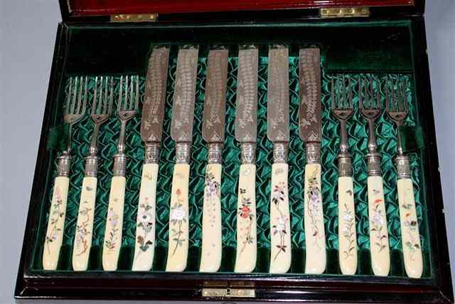 Appraisal: A SET OF TWELVE JAPANESE SHIBAYAMA HANDLED TEA KNIVES AND