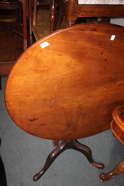 Appraisal: A VICTORIAN MAHOGANY CIRCULAR TRIPOD TABLE cm