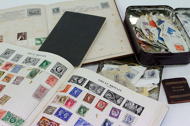 Appraisal: A SMALL SELECTION OF STAMPS AND LOOSE BRITISH STAMPS including