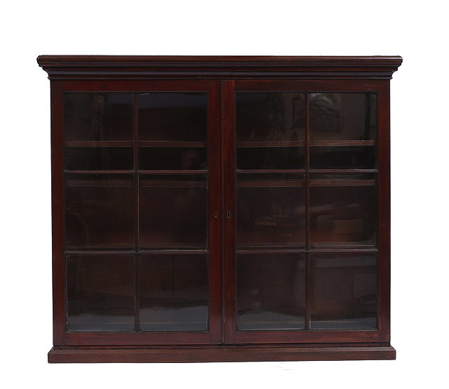 Appraisal: A TH CENTURY MAHOGANY WALL MOUNTED DISPLAY CABINET the interior