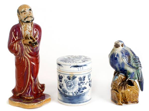 Appraisal: A group of Chinese porcelain table articles comprising a blue