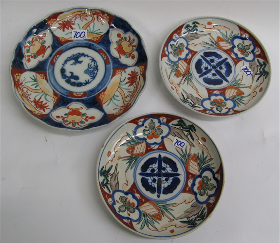 Appraisal: THREE JAPANESE IMARI PORCELAIN PLATES a matching pair - D