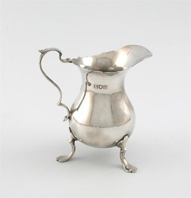 Appraisal: An Edwardian silver cream jug by Goldsmiths' Silversmiths' Company London