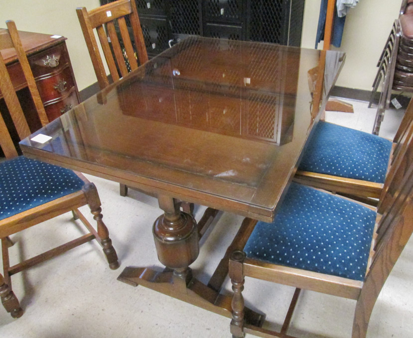 Appraisal: AN OAK DRAW-LEAF DINING TABLE AND FOUR CHAIRS English th