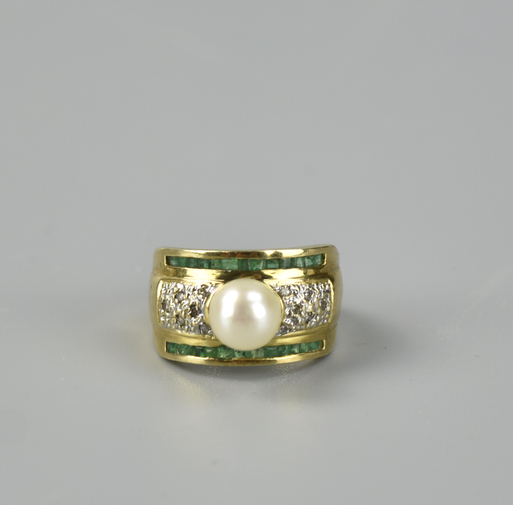 Appraisal: K GOLD RING WITH DIAMOND PEARL INLAY K Gold Ring