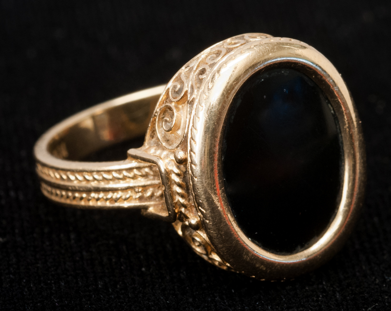 Appraisal: KT YELLOW GOLD AND ONYX RING With oval stone Size