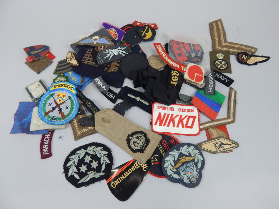 Appraisal: A quantity of military related cloth badges etc