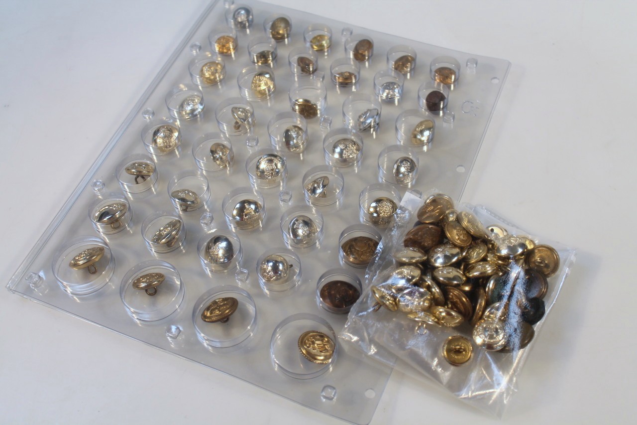 Appraisal: A quantity of brass and silvered military and other buttons