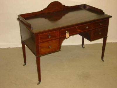 Appraisal: AN EDWARDIAN MAHOGANY DRESSING TABLE of kneehole form crossbanded with