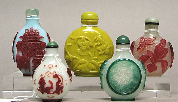 Appraisal: Five overlay decorated glass snuff bottles The first with read