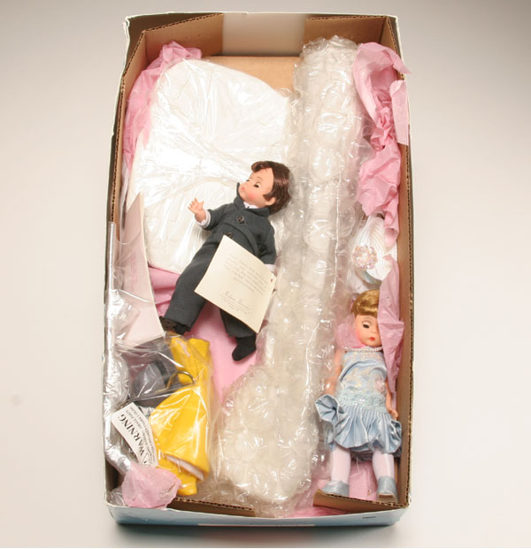 Appraisal: Madame Alexander Singing in the Rain doll set- in box