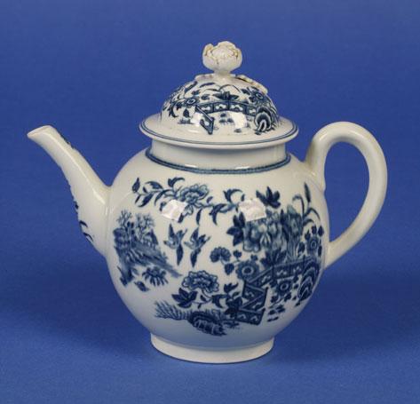 Appraisal: A FIRST PERIOD WORCESTER BLUE AND WHITE TEAPOT AND COVER