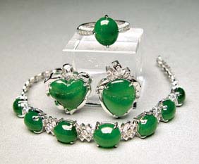 Appraisal: JADE GOLD AND DIAMOND SUITE Suite of emerald green jadeite