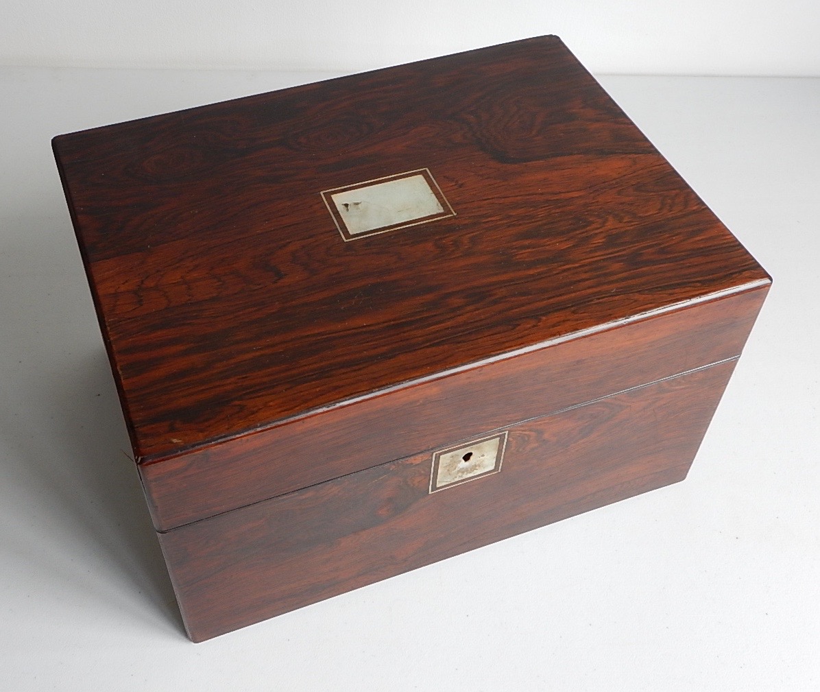 Appraisal: A Victorian rosewood ladies travelling vanity box with inset mother