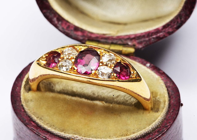 Appraisal: ct gold ringwith stylised ruby and amethyst setting