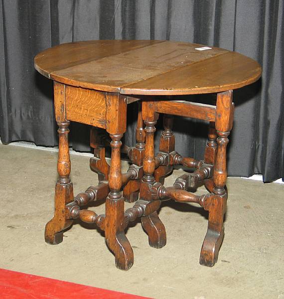 Appraisal: A small William and Mary style oak gate leg table