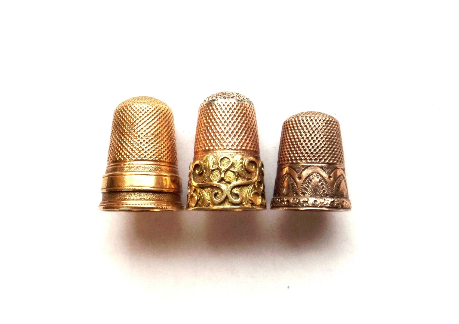 Appraisal: A th century gold thimble styled as a bonnet with