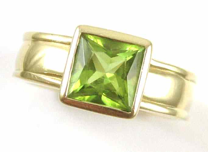 Appraisal: PERIDOT AND FOURTEEN KARAT GOLD RING The heavy yellow gold