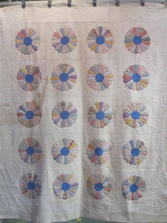 Appraisal: AMERICAN PIECED AND APPLIQUED QUILT Dresden Plate pattern th c