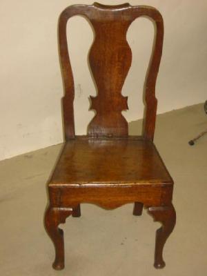 Appraisal: AN EARLY GEORGIAN OAK SIDE CHAIR the shaped uprights with