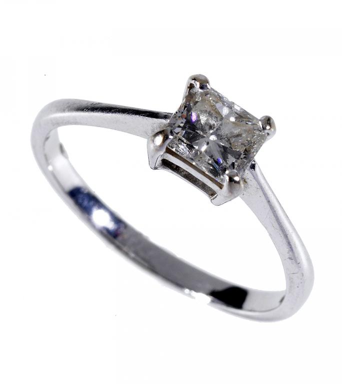 Appraisal: A DIAMOND SOLITAIRE RING with a princess cut diamond white