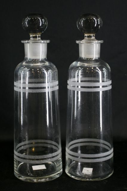 Appraisal: A pair of Georgian decanters and stoppers with etched banded