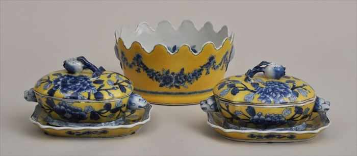 Appraisal: PAIR OF CHINESE BLUE DECORATED YELLOW-GROUND PORCELAIN SAUCE TUREENS COVERS