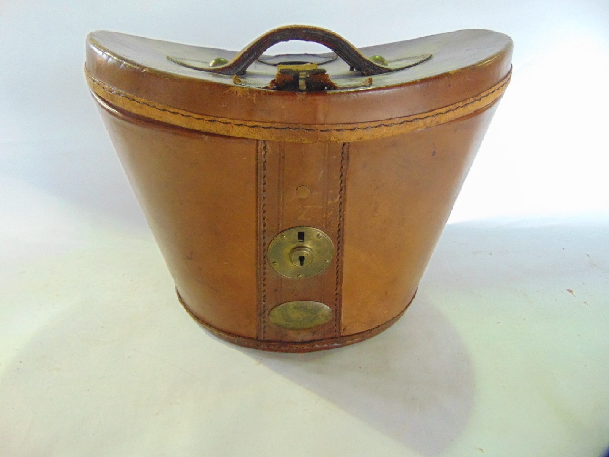 Appraisal: A good quality th century stitched tan leather hat box