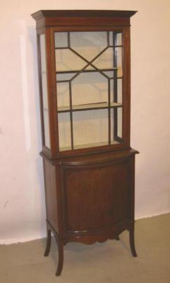 Appraisal: AN EDWARDIAN MAHOGANY PIER DISPLAY CABINET with stringing and chequer